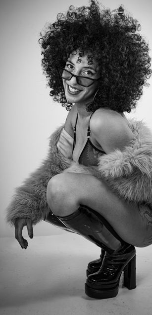 Model - Elizabeth corazon de leon hairy