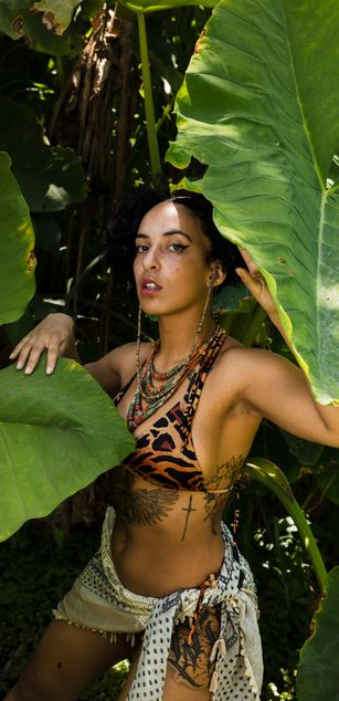 Model - Elizabeth corazon de leon hairy