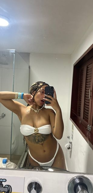 Model - Elizabeth corazon de leon hairy