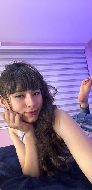 Model - Alynn_Bri feet