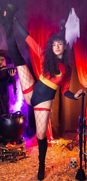 Model - Alynn_Bri feet