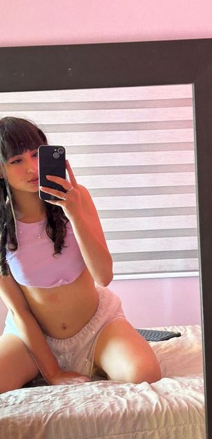 Model - Alynn_Bri feet