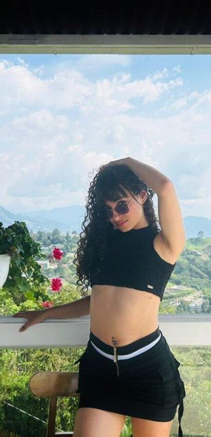 Model - Alynn_Bri feet