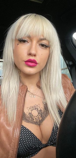 Model - FoxySerena curvy