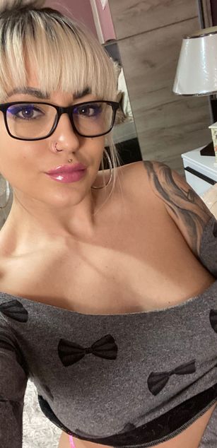 Model - FoxySerena curvy