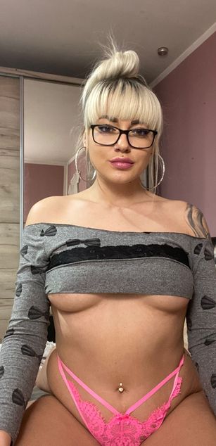 Model - FoxySerena curvy