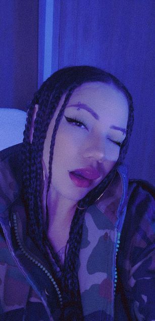 Model - Molly shavedpussy