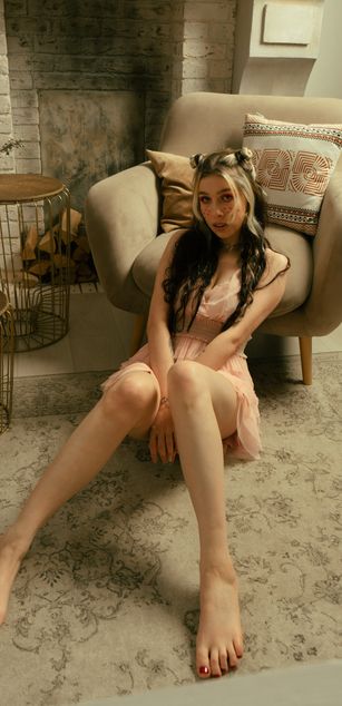 Model - Amanda striptease