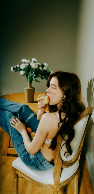 Model - Amanda striptease