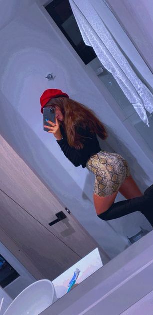 Model - Mia Jacson deepthroat