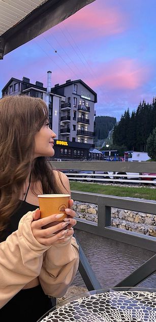 Model - Melissa Keller brunette