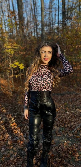 Model - StacyLush deepthroat