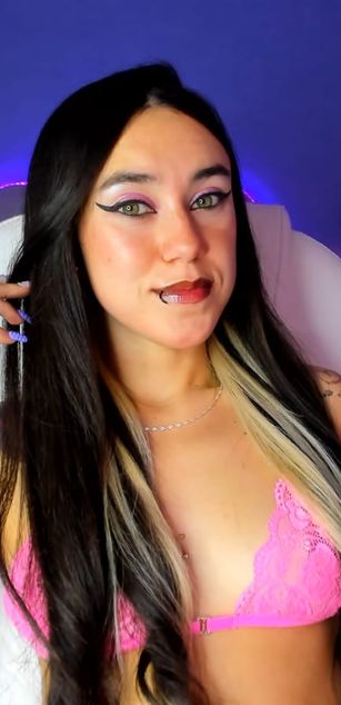 Model - Athziry G deepthroat