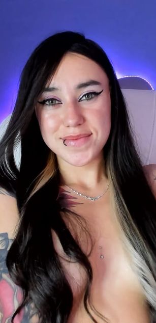 Model - Athziry G deepthroat