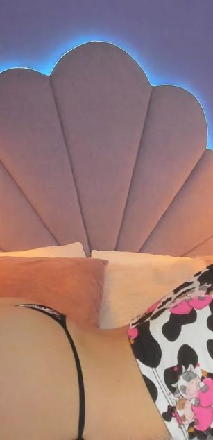 Model - Athziry G deepthroat