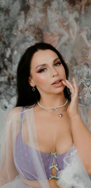 Model - Luna Night blowjob