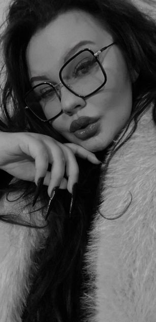 Model - Sascha Blosom curvy