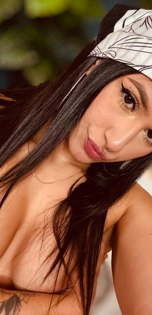 Model - Mollie Bennet blowjob