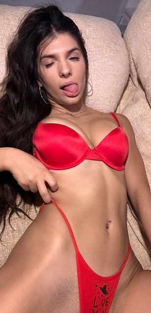 Model - LucyPurple sexy