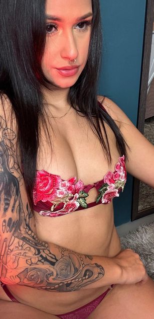 Model - Mollie Bennet blowjob