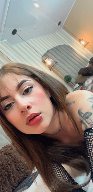 Model - Amber Hudson deepthroat