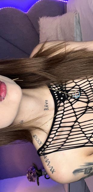 Model - Amber Hudson deepthroat