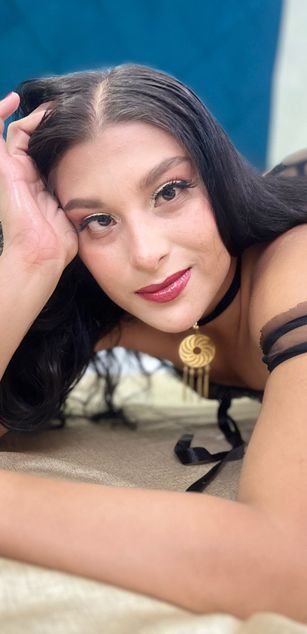 Model - AylinFernet fingers