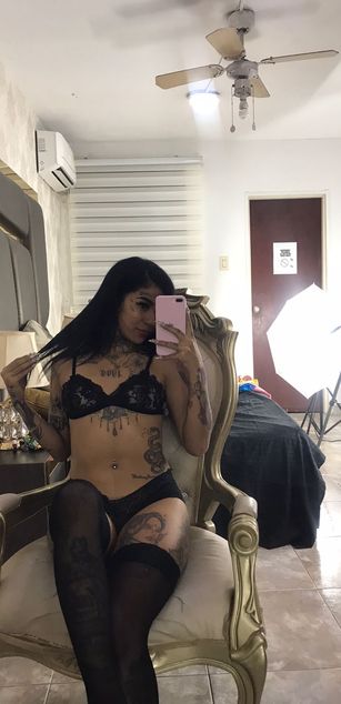 Model - EmilieLake JOI