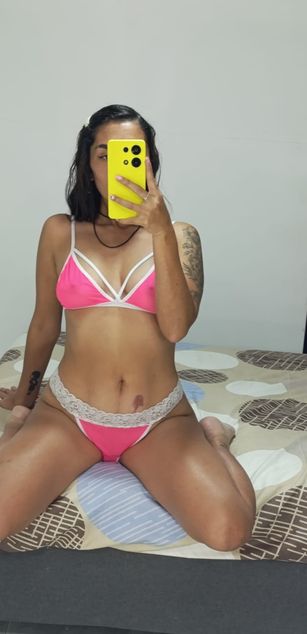 Model - AleskaDiaz brunette