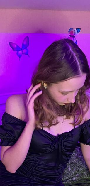 Model - AprilOneli striptease