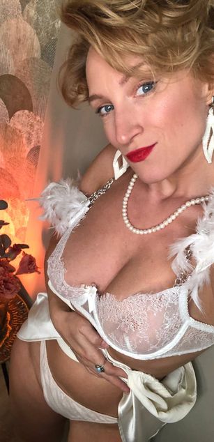 Model - Uma striptease