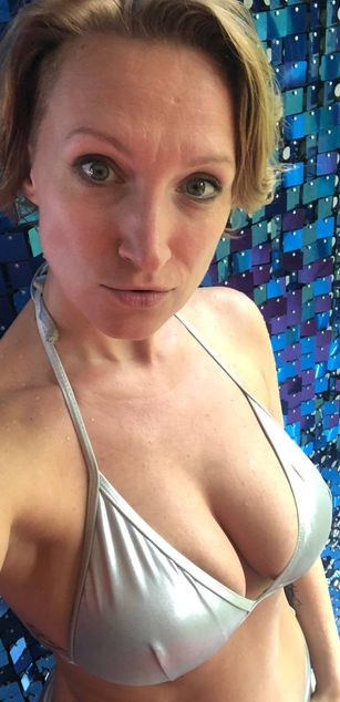 Model - Uma striptease