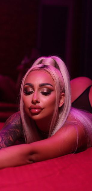 Model - GoldenAmber ass