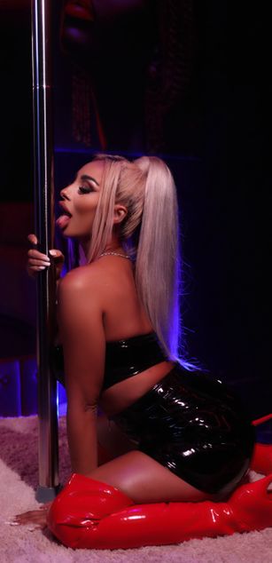 Model - GoldenAmber ass