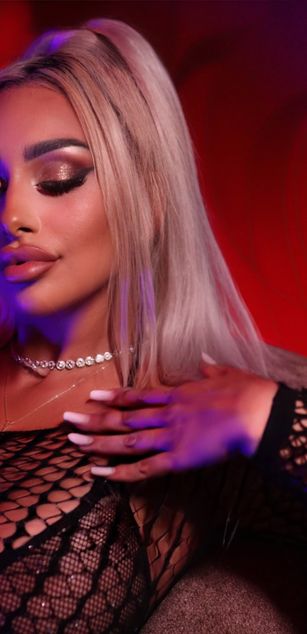 Model - GoldenAmber ass