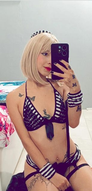 Model - KatteBurton latina