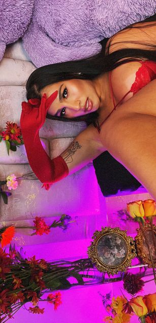 Model - Valery D. bigtits