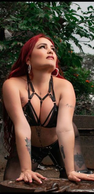 Model - AmaranthaVelmet striptease