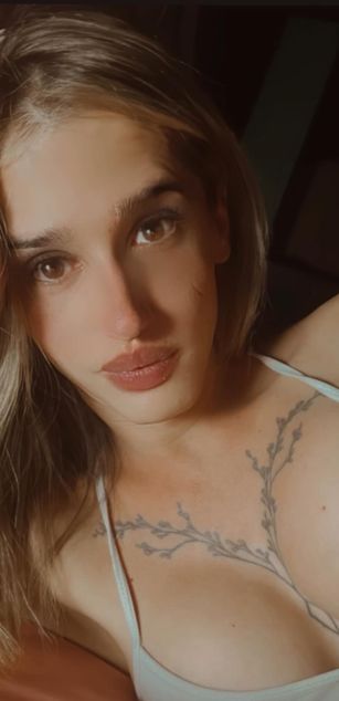 Model - Elian Moon feet