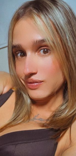 Model - Elian Moon feet