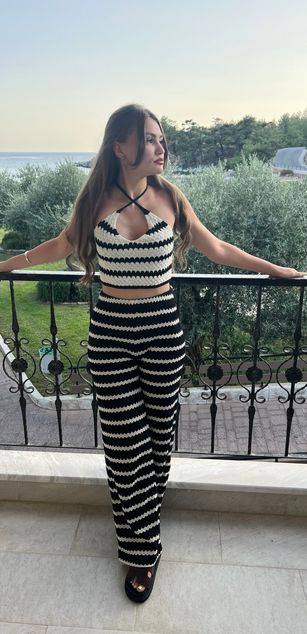 Model - LizzieGrey striptease