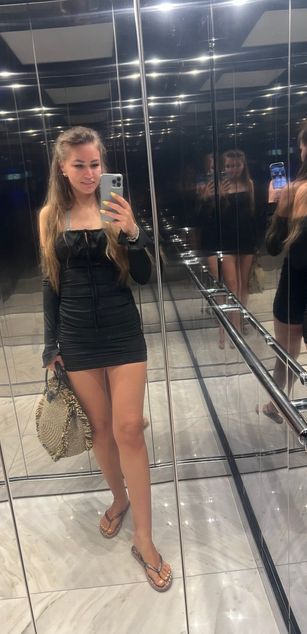 Model - LizzieGrey striptease