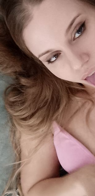 Model - April Blair deepthroat