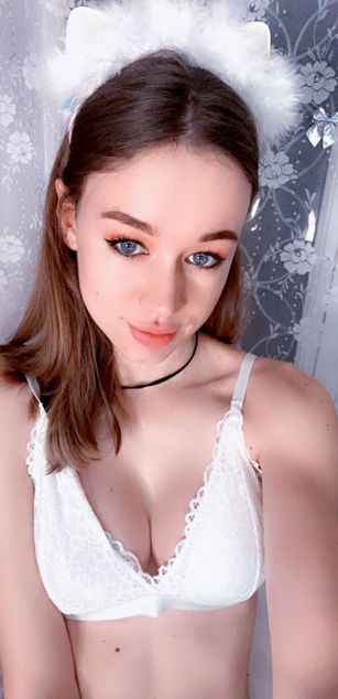 Model - MargoAlice petite