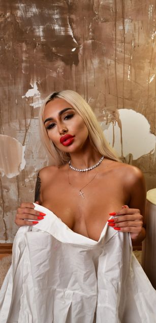 Model - GoldenAmber ass