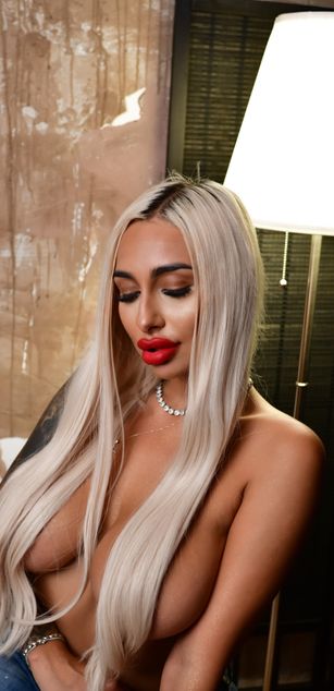 Model - GoldenAmber ass