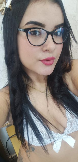 Model - Zoe Roux  curvy