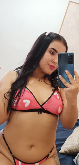 Model - Zoe Roux  curvy