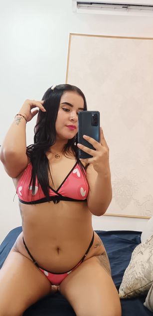 Model - Zoe Roux  curvy