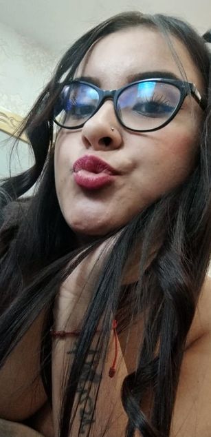 Model - Zoe Roux  curvy